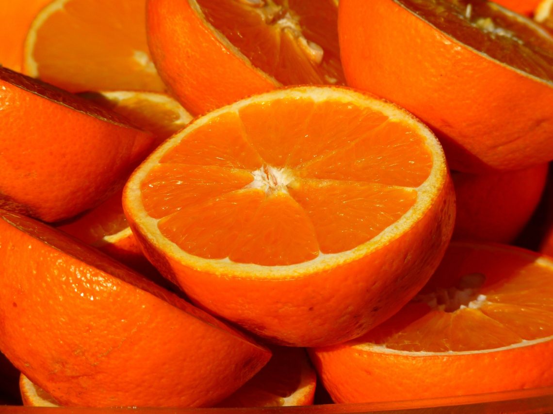 Várias metades de laranja